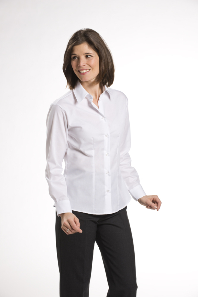 Zu sehen ist die leicht taillierte langarm Bluse aus 100% Baumwolle in weiß.